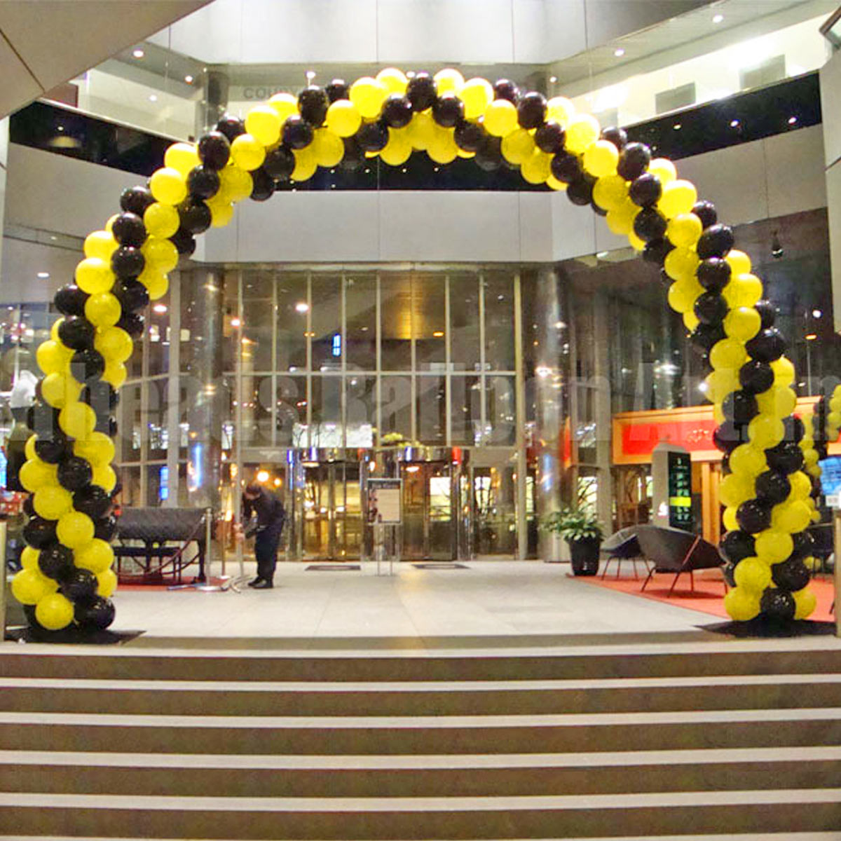 Classic-Arch-by-Airheads-Balloon-Art Classic Spiral Arch at Oxford Center for Holiday Event