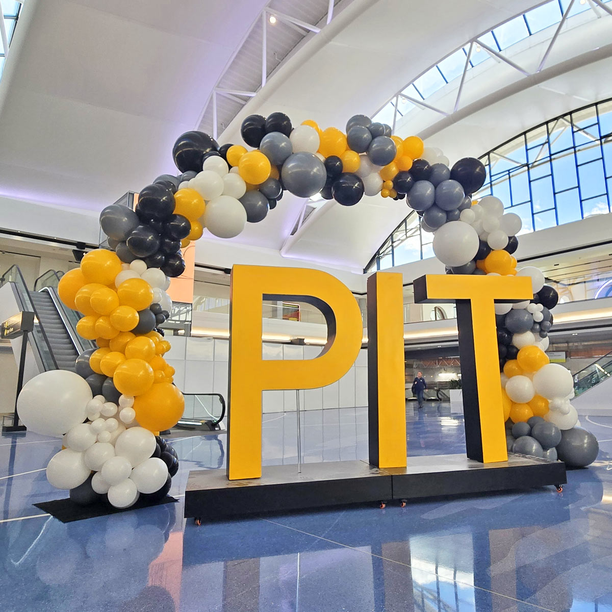 Organic-Arch-by-Arirheads-Balloon-Art Organic Full Arch at Pittsburgh Airport for Grand Opening<br />