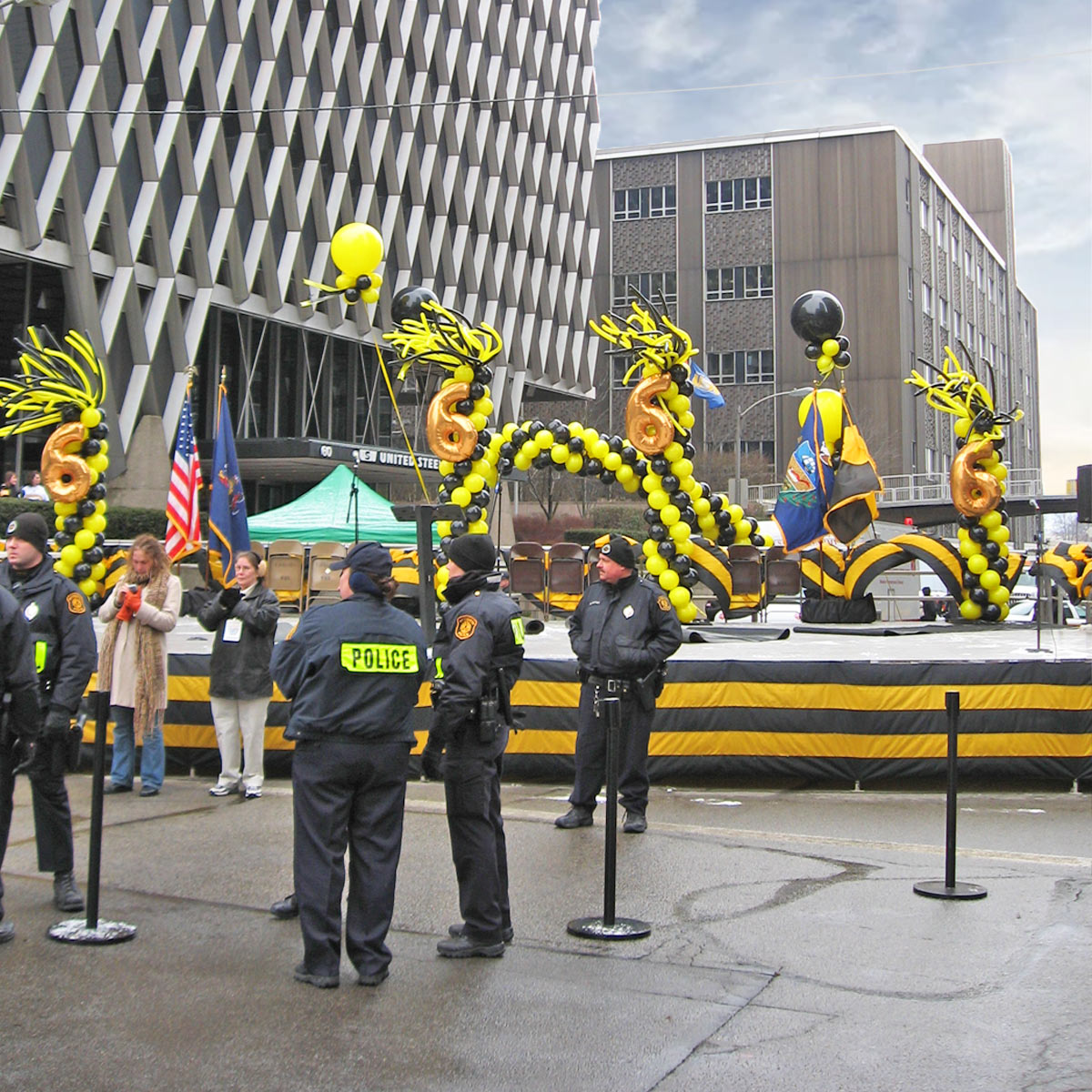 Outdoor arch by airheads balloon art Superbowl-Parade-Arch-outdoor-downtown-Pittsburgh